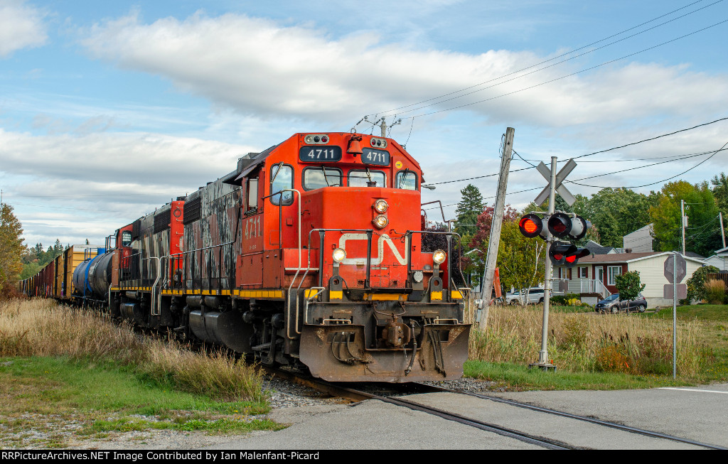 CN 4711*leads 559 at Rue Des Braves